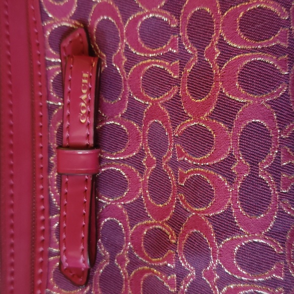 Coach Poppy Signature Bow Wristlet Fuchsia & Gold - Picture 14 of 17